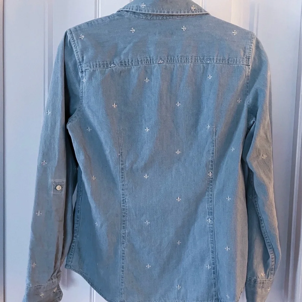 Talbots Light Blue Denim Fleur-de-lis Embroidered Button Up Fitted Shirt Size 6 - Picture 2 of 3